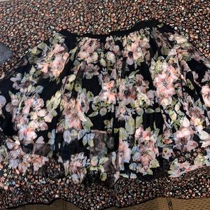 Torrid floral tulle skirt! Size 3 but can fit up to a size 4. Elastic waistband.